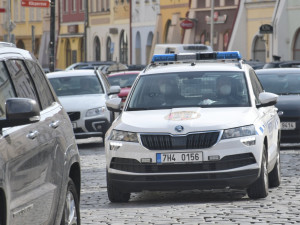Žena v Hradci Králové zaparkovala a odešla. Cestu zpět ji pomohli najít strážníci městské policie