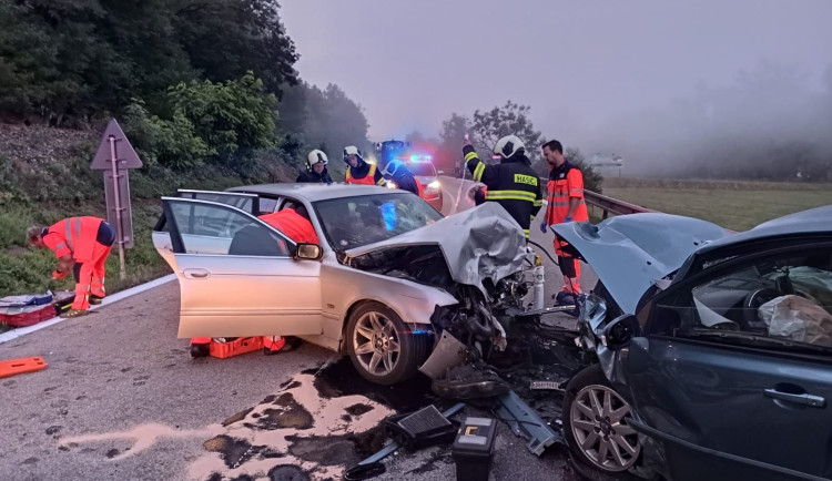 Hasiči vyprošťovali jednoho člověka po čelním střetu dvou aut na Strakonicku