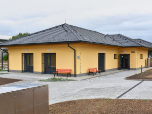 Do dvou nových rodinných domů v Třebechovicích se nastěhují klienti se zdravotním postižením