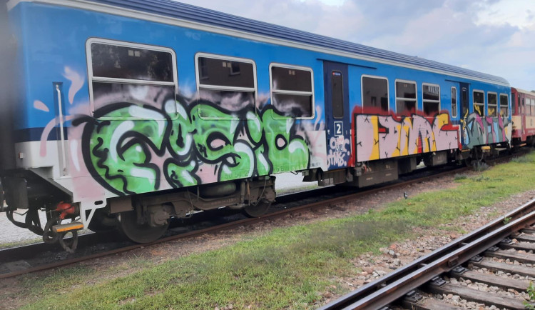 Policie pátrá po skupince sprejerů. V Trutnově pomalovali vagon odstavený v depu