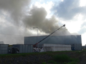 V Hradci Králové na Slezském Předměstí hořela hala s odpadem. Zásah potrvá ještě několik hodin
