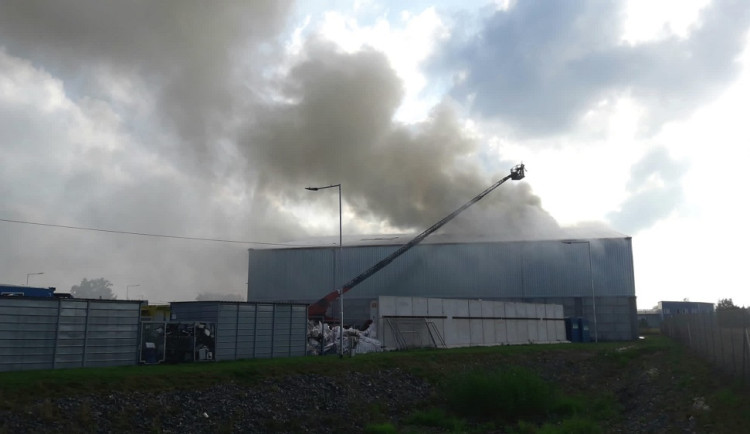 Požár haly s odpadem  v Hradci Králové