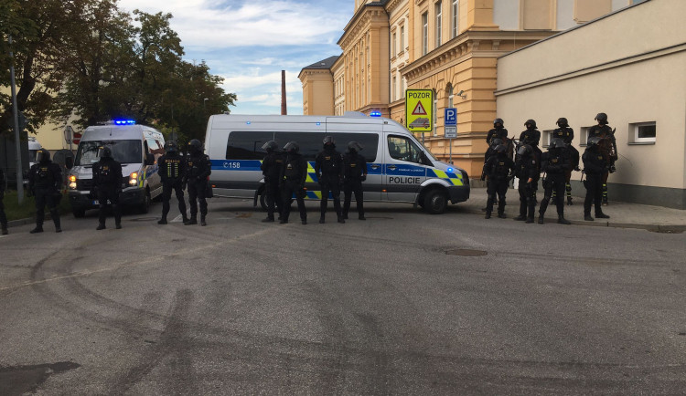 VIDEO: Policisté naháněli v centru Českých Budějovic fotbalové fanoušky
