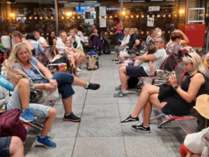 Cestující uvízli na letišti v Bulharsku. Na co má člověk při čekání nárok?