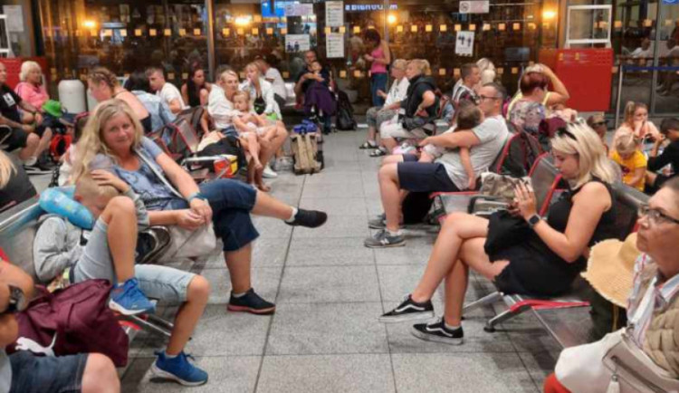 Cestující uvízli na letišti v Bulharsku. Na co má člověk při čekání nárok?