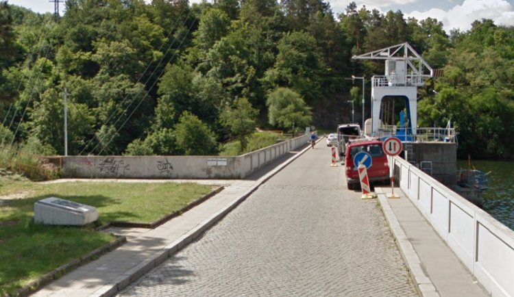 Do Brněnské přehrady chtěl skočit muž, aby se zabil. Překazili mu to policisté