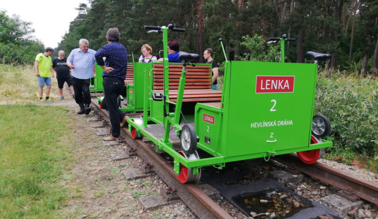 Na trati mezi Žacléřem a Lamperticemi budou jezdit drezíny. Nejdříve v létě 2023