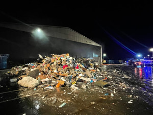 Za požárem haly s odpadem v Hradci zřejmě samovznícení. Škoda je do půl milionu