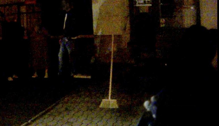 Hradeckým strážníkům chtěla uletět na kradeném koštěti. Nakonec jela autem na záchytku  