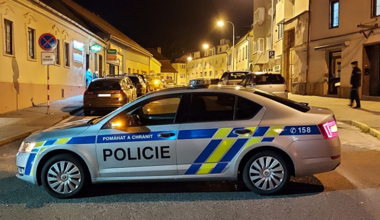 Sekerou napadl rodinu. Místo dvacetiletého trestu se útočník léčí v Brně a má vycházky