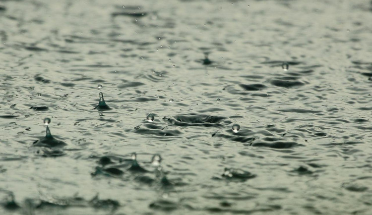Na jih Čech míří vydatné deště. Malé toky se mohou rozvodnit