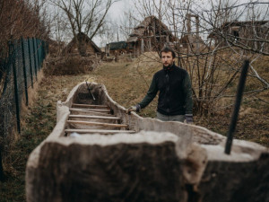 Experimentální archeologové na Hradecku dokončují člun pro expedici Monoxylon