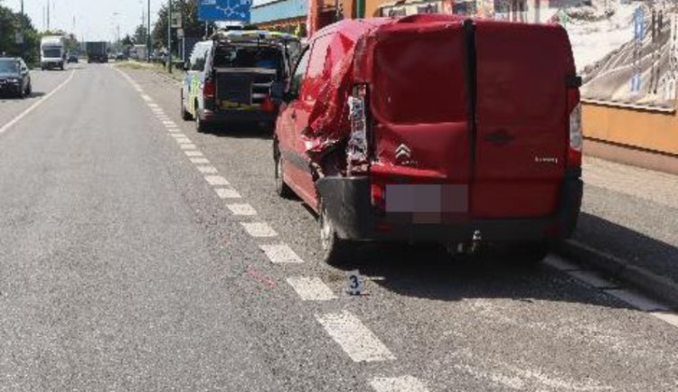 Řidič kamionu v Jaroměři porazil vše, co mu přišlo do cesty. Nadýchal tři promile