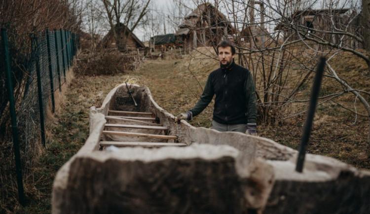 Experimentální archeologové na Hradecku dokončují člun pro expedici Monoxylon