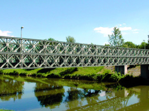Začíná oprava železného mostu přes Orlici na Slezském Předměstí. Dělníci ho rozeberou