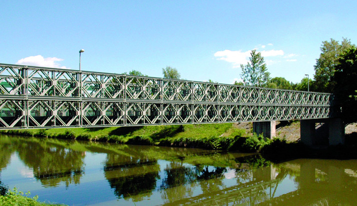 Začíná oprava železného mostu přes Orlici na Slezském Předměstí. Dělníci ho rozeberou