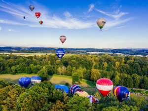 Horkovzdušné balony, africké trhy i slavnosti trubiček. Kam o víkendu v hradeckém kraji vyrazit?