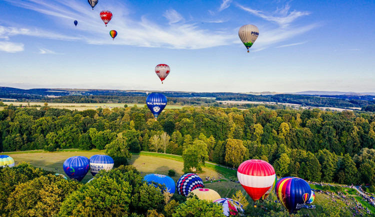 Horkovzdušné balony, africké trhy i slavnosti trubiček. Kam o víkendu v hradeckém kraji vyrazit?