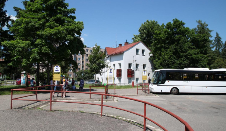 Nové autobusové nádraží ve Dvoře Králové postaví architekti z Brna. Radnice vizualizaci zatím neukáže