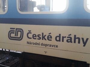 České dráhy nestíhají opravovat a na linky nasazují vlaky s menší kapacitou. Hradecký kraj hrozí pokutami