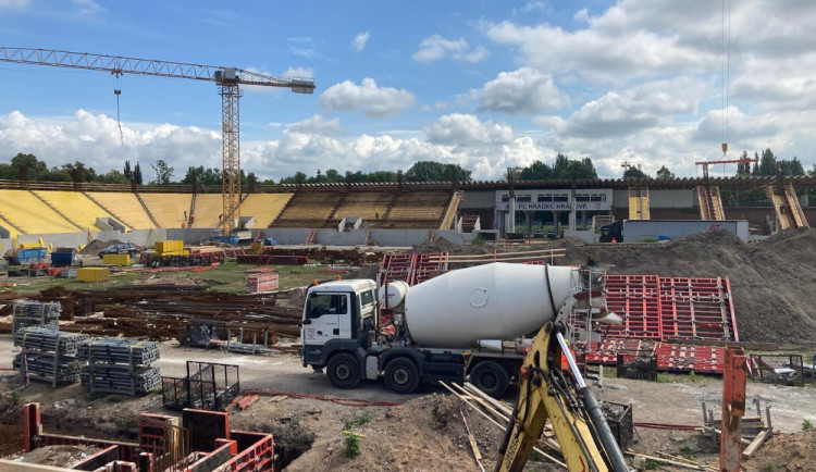 Lidé si mohou prohlédnout rozestavěný stadion v Hradci Králové. V neděli se koná den otevřených dveří