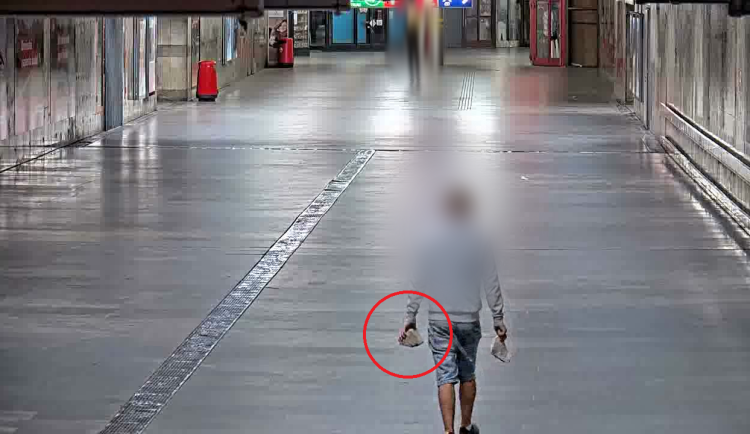 Cizinec v Brně si otevřel cestu do obchodu dlažební kostkou