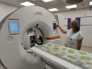 Náchodská nemocnice má nové CT s umělou inteligencí. Zatím slouží jen ve dvou zařízeních v Česku
