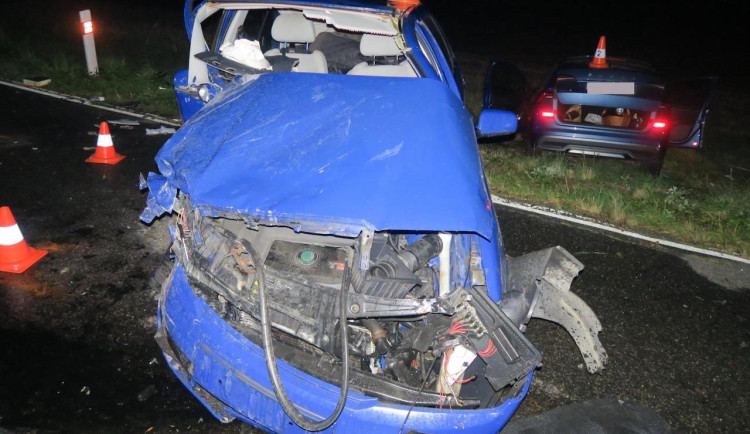 Muž přejel do protisměru, kde se srazil s automobilem. Na místo letěl vrtulník