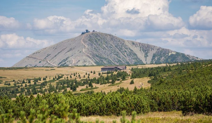 Vrtulníky už krouží kolem Sněžky, přepravují sem kamení na opravu chodníků