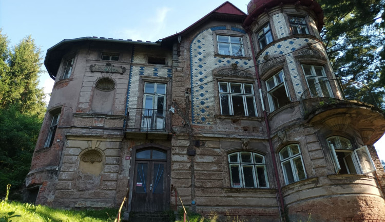 Náchod koupí v areálu běloveských lázní za deset milionů historickou vilu Panzinka