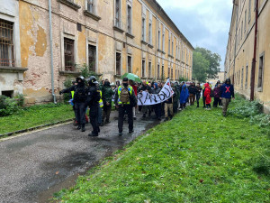 Do ulic Josefova vyrazilo 900 policistů. Šlo o cvičení antikonfliktních týmů za běžného provozu města