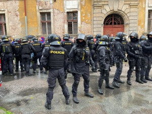 Do ulic Josefova vyrazilo 900 policistů. Šlo o cvičení antikonfliktních týmů za běžného provozu města