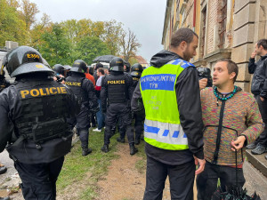 Do ulic Josefova vyrazilo 900 policistů. Šlo o cvičení antikonfliktních týmů za běžného provozu města