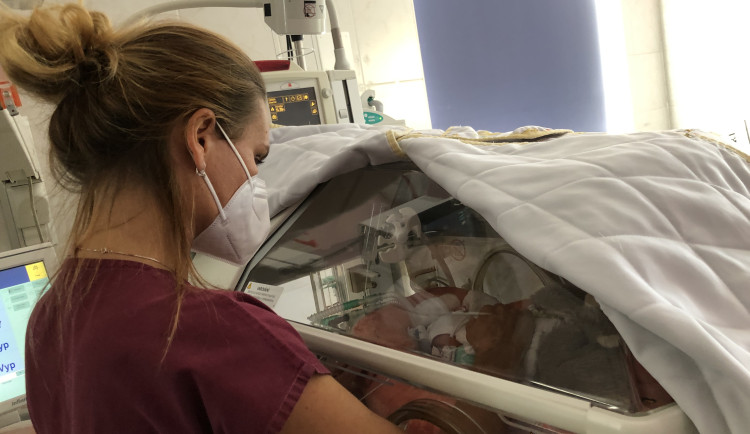 Brněnská nemocnice nemá na inkubátor. Hrozí předčasné porody, bojí se
