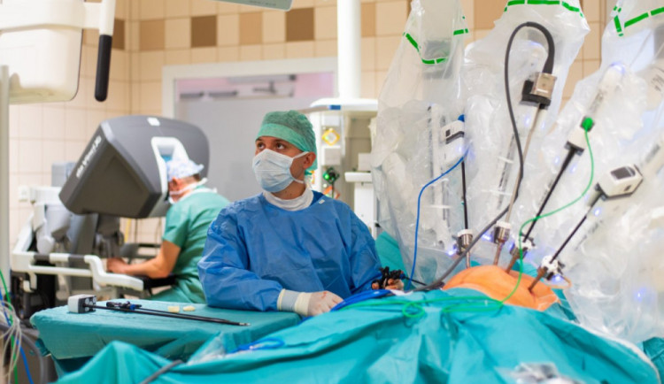 Hradecká nemocnice plánuje rozšířit své možnosti robotických operací