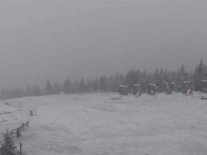 Vrcholy Krkonoš pokryl sníh. Vítr zastavil horní úsek lanovky na Sněžku