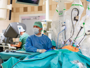 Hradecká nemocnice plánuje rozšířit své možnosti robotických operací