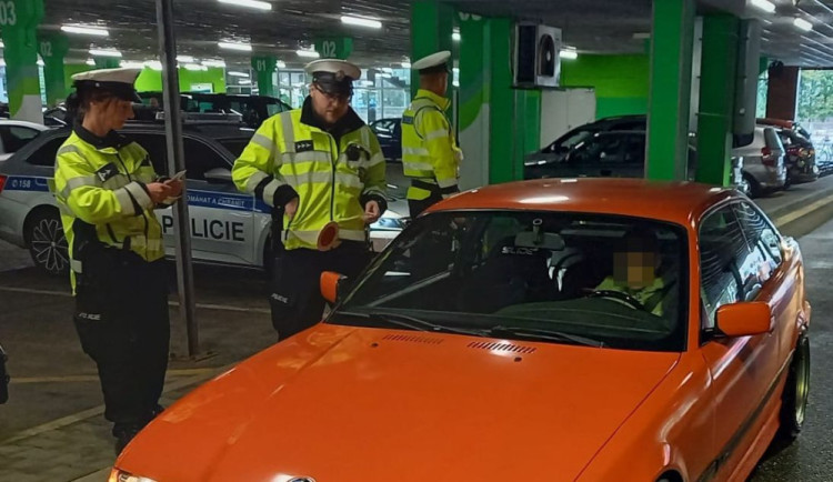 V Hradci Králové se konal tuning sraz. Policisté rozdali pokuty za 40 tisíc