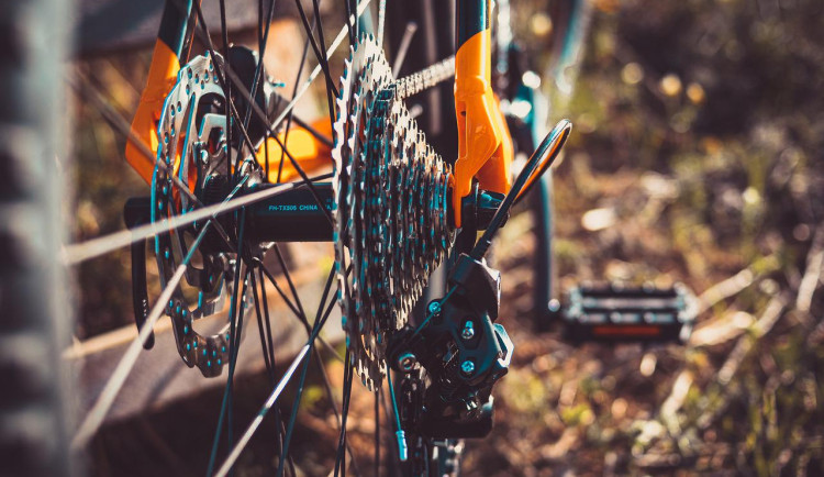 Cyklistka havarovala před domem bývalé zdravotní sestry. Ta jí zachránila život