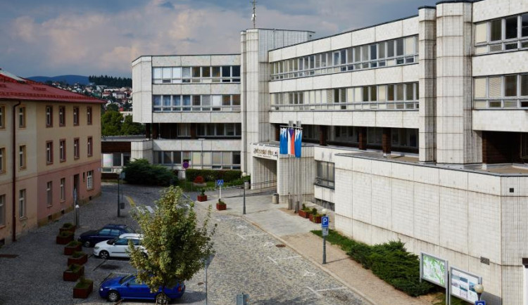 Trutnovské radnici končí fixace elektřiny. Nového dodavatele se nedaří vysoutěžit