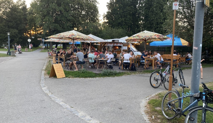 Zloděj odnesl z oblíbené kavárny v centru Budějc sudy s pivem