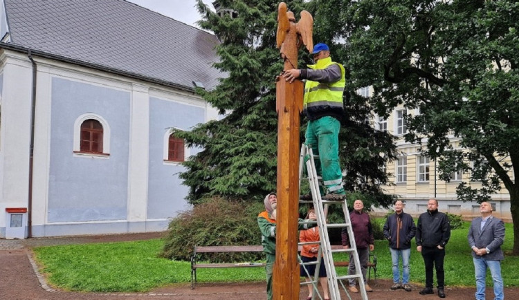 Náchod už má zpátky anděla, soška dohlíží na park