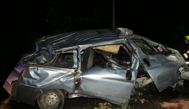 Mladík zdemoloval auto i s dvěma spolujezdci. Nadýchal přes 1,5 promile