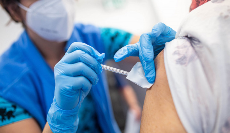 Už i nemocnice v Náchodě očkuje proti omikronu účinnější vakcínou
