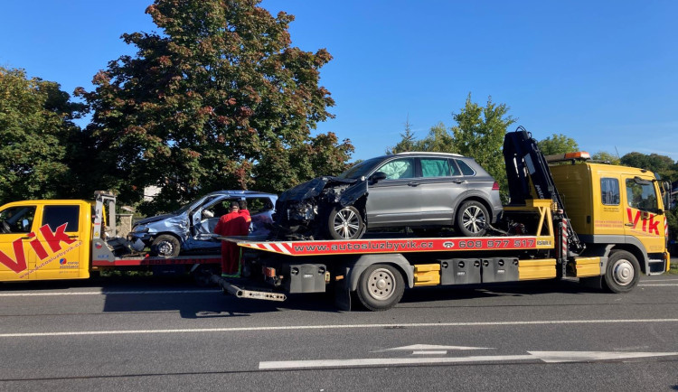 Při srážce dvou aut u České Skalice na Náchodsku zemřel senior