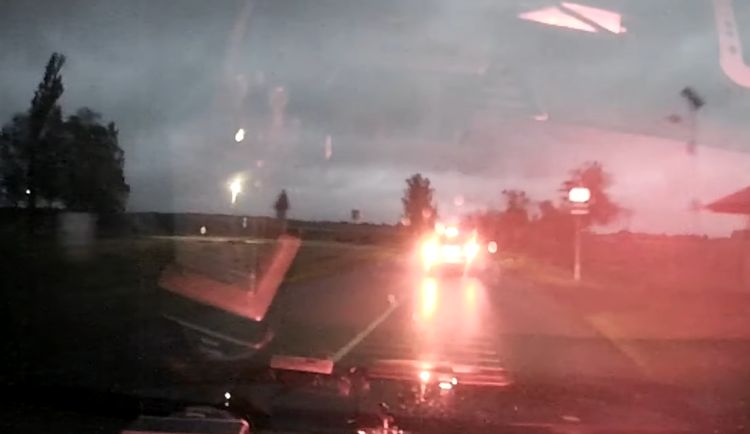 VIDEO: Zdrogovaný řidič se pokusil ujet policejní hlídce. Jeho jízda skončila v poli