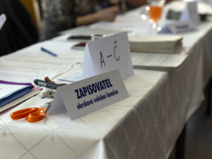Ještě dnes do 14:00 mohou lidé vybírat nové zastupitele obcí a měst