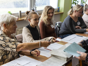 Ještě dnes do 14:00 mohou lidé vybírat nové zastupitele obcí a měst