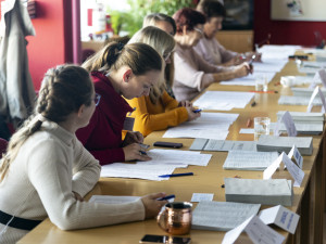 Ještě dnes do 14:00 mohou lidé vybírat nové zastupitele obcí a měst