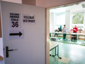 Sčítání hlasů začalo. Volební místnosti se úderem druhé hodiny uzavřely